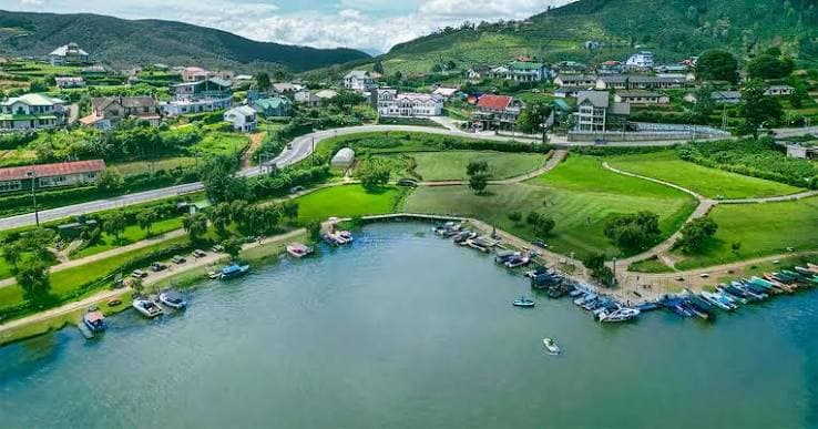 Gregory Lake and green highland scenery in Nuwara Eliya