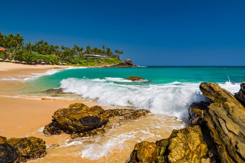Beachfront atmosphere and tropical accommodation around Unawatuna
